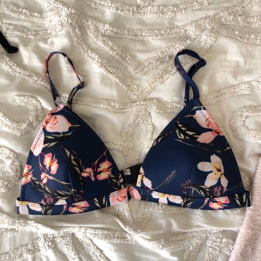 Floral triangle bikini size L but fits a B/C cup